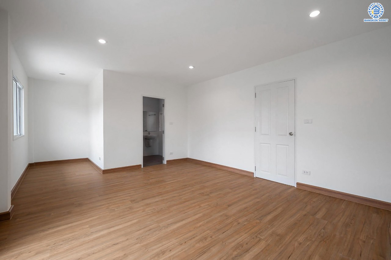 บ้านมือสองตกแต่งใหม่ โครงการ บ้านณัฐนันท์2 ดอนเมือง บ้านเดี่ยว หลังมุม  เนื้อที่ 56.9 ตร.ว. ฟังก์ชัน 3 ห้องนอน 3 ห้องน้ำ จอดรถได้ 1 คัน บนทำเลดีที่สุด ใกล้สนามบินดอนเมือง ทางด่วน "ศรีสมาน" และรถไฟฟ้าสายสีแดง "สถานีดอนเมือง"